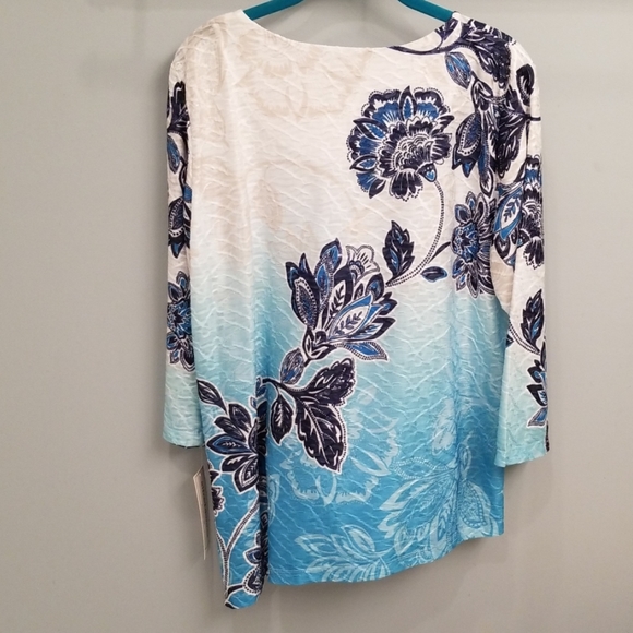 Alfred Dunner Blue Floral Print Top in Size Medium - Picture 8 of 8